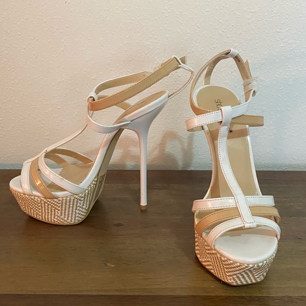 Shoe dazzle beige and white heels